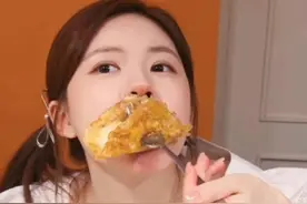 路人镜头下女星饭量差距有多大，蒋欣十个生蚝只是开胃菜，赵露思眼馋肚子饱，赵丽颖一人开一桌大席#白鹿 #赵露思 #赵丽颖视频封面