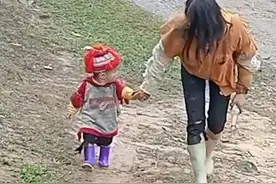 好吃懒做的傻妈妈带着小成，去居民家，不仅拿腊肉，而且还抓小猫 #内容启发搜索激励计划 #抖音好家大赏 #去有雪的地方 #艺术在抖音视频封面