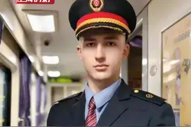 #上海  开往#乌鲁木齐  的火车上，一名列车员颜值火出圈！网友：起猛了，好像看见王子在拖地。”视频封面