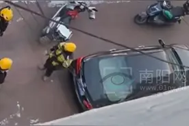 三个外卖员发现是同一人点餐，猜拳决定谁爬楼送餐#外卖小哥 #哈哈 （来源@奇饼🍪 ）视频封面