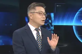 凤凰传奇曾毅佩戴不雅手表引争议。评论：文化名人别太“飘”！