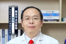 得了精神分裂症能正常学习工作吗？怎么做？ #涨知识 得了精神分裂症后，在病情得到有效控制的情况下，患者仍然有可能正常学习和工作。以下是一些建议，帮助精神分裂症患者更好地适应学习和工作环境：
第一，稳定病情。精神分裂症患者需要遵医嘱长期服用抗精神病药物，并定期复诊，以确保病情得到有效控制。只有病情稳定，患者才能有足够的精力和注意力去应对学习和工作的挑战。
第二，制定合理的学习和工作计划。根据患者的实际情况，制定一个现实、可行且具体的学习和工作计划。计划应包括明确的目标、时间安排和休息时间，以避免过度疲劳和压力过大。
第三，寻求支持和理解。亲友、同事和教师的理解和支持对于精神分裂症患者来说至关重要。他们可以提供情感上的支持，帮助患者建立自信，克服困难。同时，也可以为患者提供必要的帮助和资源，以更好地适应学习和工作环境。
第四，关注心理健康。精神分裂症患者需要学会应对疾病带来的各种挑战，包括情绪调节、压力管理等。可以通过参加心理健康课程、阅读相关书籍等方式来提高自己的心理素质。
综上所述，虽然精神分裂症可能会对患者的学习和工作造成一定影响，但通过稳定病情、制定合理计划、寻求支持和关注心理健康等方式，患者仍然有可能实现正常的学习和工作。#硬核健康科普行动  #年度健康知识干货大赏 @创作灵感小助手视频封面