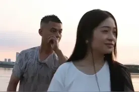 7月5日，四川遂宁，男孩落水命悬一线，热心小伙毫不犹豫跳入激流中营救，妻子知道他不会游泳紧紧拉住他的手，众多好心人冲上前接力救援，母亲在岸上拉着孙女瞬间落泪！万幸男孩被救回，众人平安！#热心小伙跳入激流救起落水男孩 #救人瞬间 #救人 #遂宁跳水救人的小伙找到了