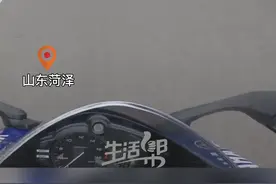 10月8日，山东菏泽，男子骑摩托车遇学生出游，学生们纷纷投来羡慕的目光。网友：听取“哇”声一片。#山东dou知道 视频封面