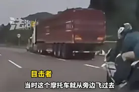 乐山摩托车与轿车相撞 多角度监控曝光 轿车疑压线左转 摩托车车速过快 当场摩托车乘客被甩出近百米 目击者：5秒就看不到尾灯#摩托车 #车祸现场视频封面