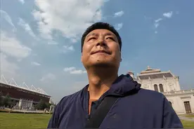 逐月日记：人生其实没有那么多观众 我是一名军官逐月，比军士逐月更让人不能理解。
人人都觉的我选择错了，觉得我会后悔。
即使现在不会后悔，但将来一定会后悔。
未来等待我的最终归宿，就是保安。
我也曾经对自己的身份有所眷恋，觉得要做些体面的工作。
但体面的工作不一定需要好面子的你。
太注重自己的面子，反而会让自己束手束脚，无法前行。
所以逐月初到社会的第一课，就是要丢掉面子。
生命的观众席向来空旷，我们却总误以为处处都有观众。
实际上，我们真的微不足道。
所以，对我来说，想做什么就去做什么，没有人会盯着你看。大家可能都在忙着看手机。
过好自己的生活，才是真的。#逐月日记#逐月领取退役金 #退役军人 #内容启发搜索 #已退役