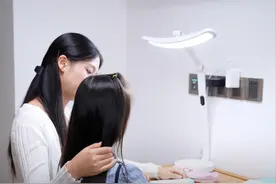 护眼灯到底是不是智商税？ 护眼灯真的能护眼吗？一条视频教你选对不选贵！让你避开99%的坑！#科普一下  #护眼爱眼  #干货分享  #护眼灯 #雷士照明航天品质 @抖音短视频视频封面