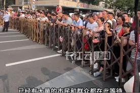 北京市民涌上街头，翘首以盼阅兵队伍和武器装备