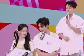 #宋威龙包上恩犯了太默契的错 #宋威龙包上恩反方向的默契 在包包还是包哥的两个选项里，#包上恩 和#宋威龙 完美避开彼此的答案，一起思考和修改答案的动作别太默契了，看来有时候太了解对方也是一种错~#你好星期六