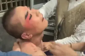 坚持到大幕拉下，中暑的婺剧演员坚持不住瘫倒了……也要注意身体啊～（来源：@阿拉柒🍼）#婺剧 #戏剧表演 #中暑 #浙江dou知道 