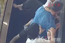 老人滚下楼梯，抱娃的他上前用脚顶住，后面的人接力托举，关键时刻他按停电梯。#第一眼视频封面