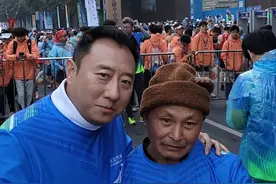 #谭乔惊喜现身2025重庆马拉松 ，喊话重庆文旅：重庆和四川就像两兄弟一样，我特别喜欢重庆！如果有需要我义不容辞！视频封面