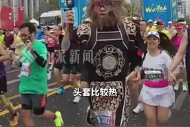 3月23日，#男子扮黑神话悟空跑汉马全身装备十几斤  ：头套里30度以上，一直补给降温，跑完4小时23分， 正常成绩。视频封面