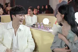 品质盛典唇语解读第二弹！最后一个地狱级难度！！#周深  #佟丽娅  #李沁  #关晓彤  #品质盛典红毯来了好多人 2025电视剧品质盛典视频封面