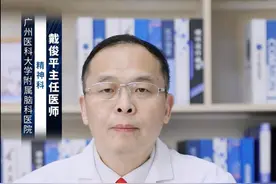经常傻笑是什么原因？ #涨知识 经常傻笑有可能是心里想着一些美好的事情，从而情不自禁地乐出来，属于正常现象，现实中很多人也都有过类似经历。但是如果经常傻笑，并且出现其他异常表现，则可能是一些精神疾病导致的，如精神分裂症、躁狂症，或者精神发育迟滞等。
第一、精神分裂症：通常是受精神症状影响，其中最常见的症状为幻听，尤其是言语性幻听。此时患者的耳边能够听到有人讲话，当讲话的内容涉及患者笑点时，就会不自觉地发笑；
第二、躁狂症：此类患者心情高涨，在发病期间自我感觉良好、自我评价高，幻想着自己能赚大钱、当大官，在这种夸大妄想基础上，患者流露出的笑容其实是发自内心的，也是与自身体验相协调的，但是仍然属于病态；
第三、精神发育迟滞：此类患者智力低下，理解能力严重不足，甚至一些人群面容呆傻，其经常傻笑通常是无目的、无原因的，可能只是面容看起来似乎在笑，专业上称之为“痴笑”。
如果患者出现经常傻笑的情况较为严重，建议及时寻求专业医生的帮助，进行相关的评估和治疗。#开工健康手册  @创作灵感小助手