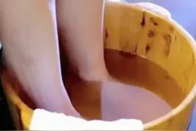 碘伏是不能治脚气的！还是看看结尾我根据不同类型的#脚气的治疗表格，希望能帮助到您！#健康 