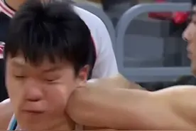动作有点狠了...张明池防守时一记铁肘击中杨瀚森，被吹违体犯规#张明池肘击杨瀚森#广东男篮vs青岛男篮视频封面