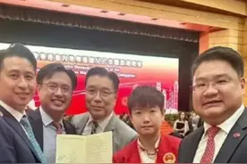 看到孙颖莎在香港被领导们排队要签名，才发现莎莎在哪里都是团宠