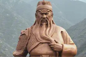 世界最大关公像 位于山西运城盐湖南岸，高61米，寓意关公卒于61岁。底座19米，寓意关公19岁成家立业。从2007年1月 开始铸造，共用铜500吨、铁2000吨，混凝土1.8万余吨，总耗资200000000.00元#关公像 #运城关公 #峰影📷 #关帝文化 #三国