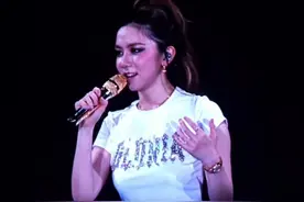 烟台到底有多热？7月5日，山东烟台，#邓紫棋演唱会 上直接被热成“邓红棋”。“之前这个环节都是擦眼泪，今天是擦汗！”#烟台