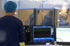 【一套设备3520万 院长拿回扣1600万】1月12日，《焦点访谈》曝光云南省普洱市人民医院原院长杨文俊贪腐案细节。医院采购一台3520万元的直线加速器，杨文俊便从中吃拿回扣1600万元。视频封面
