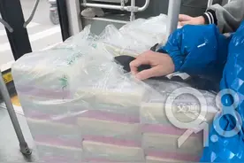 担心出行不便，#杭州B1公交车要截短阿姨提前囤60包厕纸  正在公示期，你有什么意见？评论区说一说吧！#杭州  #公交视频封面