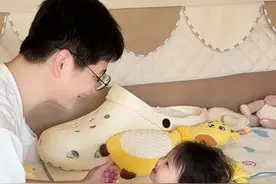 爸爸独自照顾五月龄宝宝的一天，满眼都是爸爸的小公主，给个眼神就能让她心花怒放#爸爸带娃 #宝爸带娃 #超级奶爸 #人类幼崽成长记 #育儿经验分享视频封面