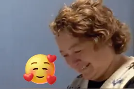姐妹俩用第一笔工资给父母买手机，妈妈感动流泪，网友：爸爸也在极力控制自己的情绪。来源：@努力呀 ！ （编辑：孔悦恒）#遇见美好巴里坤视频封面