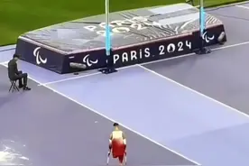 近日，巴黎残奥会跳高比赛上演感人一幕。失去一只腿的运动员扔掉拐杖奋力冲向跳高横杆，并在全场观众的欢呼和掌声中完成了属于自己的比赛。网友：这才是奥林匹克的真正意义!视频封面