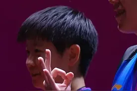 恭喜！#莎头组合夺冠后比3  在2025年多哈世乒赛混双决赛中，“莎头”组合赢得三连冠！