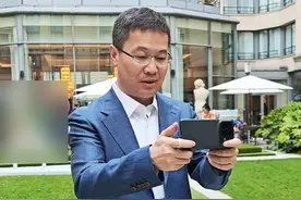 这次来巴黎用#小米MIXFold4练习一下腰平取景来拍照，大家觉得拍的怎么样？#向巴黎轻装出发视频封面