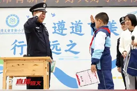 小朋友，你真棒！遵义一小学生捡到手机交警察，民警到校送上“仪式感”表扬。@红花岗公安 #雷锋精神 #表扬视频封面