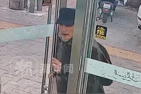 老人进店借30块钱乘车回老家，店主了解情况后直接给了100元，“老人家独自出门在外，能帮则帮”视频封面