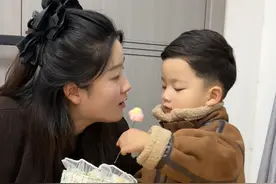 赞赞要去当花童啦，紧急开始训练，一定要让他的准新娘姨姨满意，看着他一遍遍的熟练，还没来得及放心，就为他紧搂着搭档小姐姐不撒手的行为感到担忧，儿啊，千万不能在台上整这一出啊#婆媳 #朋友 #萌娃 #记录真实生活视频封面
