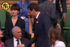 温网第四轮，德约逆转对手晋级，赛后不忘调侃到场观战的费德勒：之前你来看我比赛，我都输了，这次终于打破魔咒了！#温网 #德约科维奇 #费德勒视频封面