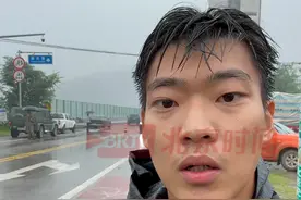 7月27日，北京台记者在密云区密关路现场报道，因强降雨道路已实施封闭。消防、武警、医疗等救援力量提前部署就位，严阵以待保障群众安全。请市民远离危险区域，持续关注汛情动态。（记者：赵博宇、张高栋）