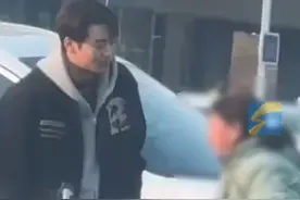 1月1日，河南郑州，大姨骑三轮闯红灯撞到车吓哭，被撞车主反过来安抚：“她年纪大了，我们自己修，就当回报社会了。”@增肌小天儿💪 #遵守交规 #红绿灯视频封面