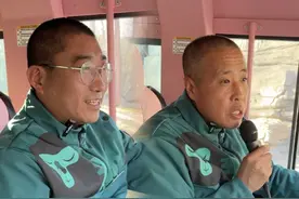 北京野生动物园里有一群“段子手”司机 在北京野生动物园，“猛兽天地”景区最近人气十足。不仅因为能近距离投喂猛兽，还能在车厢里听一段脱口秀表演。这些“段子手”司机们个个妙语连珠，“搞笑式科普”让游客们印象深刻。视频封面