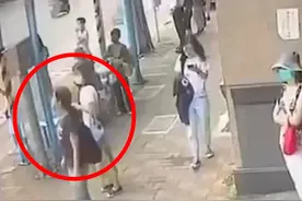 台湾一女大学生在公交站候车时，被从17楼掉落的空调外机砸中身亡，警方：安装工涉嫌过失致死罪视频封面