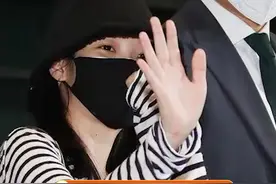 #iu戛纳回国机场照 美女好像每次回来，都会给粉丝带零食。真的好好呀！视频封面