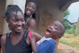 中非友谊的童真之钥，肤色与文化的碰撞 非洲小孩从初见中国人逃 中非友谊的童真之钥，肤色与文化的碰撞 非洲小孩从初见中国人逃跑 从惊恐逃窜到敞开心扉的奇妙历程 感觉见到飘飘搞笑加长版视频封面