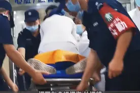 【争分夺秒！西安西京医院感人一幕 护士跪在推车上抢救病人】视频封面