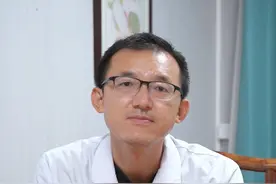 睡觉时后背疼，晨起活动后减轻，是怎么回事？ #后背疼 #硬核健康科普行动  #涨知识视频封面