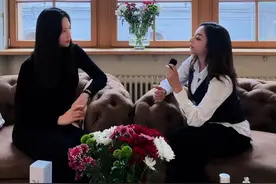 这段专访，让人整个护肤的格局会上一个台阶 “大部分人皮肤问题和吃的，而不是抹的有关。还有，不要滥用护肤品。”

做完这个访谈我才知道：我的护肤品使用得为什么那么快，以及使用的过快带来的问题。这是一个访谈的全记录，我前往瑞士巴塞尔专访被欧洲最权威美业杂志访问，从业18年的美容师。

我在之前的很多文章中和大家分享过我用的瑞士的护肤品72K, 那是一款有机，纯素，100％瑞士制造的天然护肤品，含有瑞士山地青蒿素，有非常清新的草本香水味。它的洁面像真丝一样细腻，防晒霜甚至可以直接当妆前底霜。

其实，我关于护肤的很多的知识是在瑞士巴塞尔诊所专访这位美容师而获得的。

无论是男性还是女性，都有权进行皮肤护理，自我关怀。皮肤是人体最重要的屏障，也是人的脸面。护肤比化妆重要。

这一集主要聊的内容包括：
- 什么是护肤品上瘾
- 护肤品使用太多产生的问题
- 你是否要用一个产品的整个套系，七八个瓶子？
- 人一天洗几次脸？
- 为什么面霜其实不是很有用？
- 防晒霜对于常使用电脑的人来说有多重要？

看完这集，人整个护肤的格局会上一个台阶。

🍃关于我🌕

前央视主持人，现为中英法三语高翻，三语配音，英法语教师。新华社瑞士特约报道主持人，瑞士国家电视台法语主持人，中国驻瑞士大使馆与驻苏黎世领馆各类活动特邀主持人，清华大学全校法语语音课特聘老师。全球三语同声传译。

主要业务集中在欧洲非洲和中国，如，日内瓦世界湿地保护大会第14次缔约国会议同传，中石油等多家央企海外特聘同传。

📚语言水平：中英法三语均为播音级，是瑞士日内瓦大学教研员，用法语做博士研究，用法语给瑞士人上课。

⭐ 如果你是语言学习爱好者，或者对瑞士，欧洲，自然感兴趣的朋友，欢迎逛逛我的频道，共度人生美好😇

#瑞士  #防晒  #护肤 #养生 #女性力量