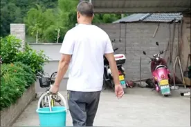 rose他们去乌干达十多天了，我在家只能帮他们喂喂鸡、喂喂猫，花花草草浇一下水。菜地里看看。难得回去，虽然想念，希望他们安心多玩几天。@@抖音短视频 #农村生活   #rose的农村生活 #非洲媳妇rose带丽水丈夫回娘家 #非洲媳妇rose #乡村烟火气最抚凡人心视频封面