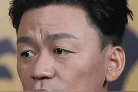 如何看待自己的表演天赋？王宝强在接受新华访谈专访时说，表演没有所谓的天赋，要不断地学习。视频封面