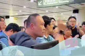 海南航空机长被指“先英后中”广播，且无雨天降落资质，乘客遭遇备降延误怒斥：全世界都是先说母语再说英语。#海南航空  #延误  #备降  #women的30年