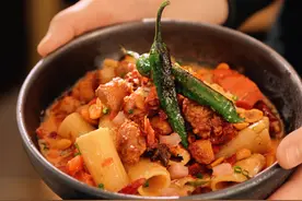 云贵川美食跨次元，贵州辣子鸡邂逅意面，一口入魂🍝
#融合料理培训 #云贵川创意菜 #新中式料理培训 #简餐培训 #餐饮创业视频封面