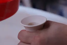 上釉是汝瓷最难的工序之一，以手为道，以心制物#汝瓷 #器物之美 #制作过程 #廷怀窑 #国大师视频封面