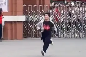 连续两天拿下“第一名”！#高考结束后男孩像哪吒般飞奔出考场（来源：静静滴海洋）#考生冲出考场瞬间 #金榜题名